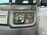 LEDヘッドライトは、点灯の瞬間から最大光量を発揮し、突然暗くなるトンネルなどでの安定感を高めます。