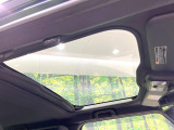 【ガラスルーフ】ガラスルーフ搭載で車内の解放感が一気にアップ!開放的なドライブをお楽しみいただけます。