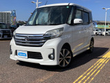 精悍なフロントマスクが印象的です。洗練されたデザインで、都会の街並みにも自然に溶け込みます。スタイリッシュで存在感のある一台です。