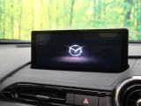 【8.8インチマツダコネクト】車内の雰囲気にマッチした大型のディスプレイ。スマホ接続でのナビ使用やBluetooth再生等、様々な機能が楽しめます。直感的なダイヤル操作が可能で、使い勝手も良好です。