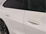 【デザインとの融合】BMWデザイナーが創り出したボディデザインを損なう事のない様に配置とデザインに拘っています。ドアノブについてもBMWの拘りに妥協はありません。