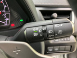 操作しやすい位置に配置され、直感的に操作できます。スムーズな操作で、安全な車線変更をサポートします。使いやすさを追求した設計です。