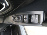 運転席には、ドアミラーの開閉および角度調整、集中ドアロック機能、さらには全ウィンドーの開閉操作を可能にするスイッチが一つに集約。運転中でもスムーズかつ効率的に操作でき、安全性と快適性に役立っています。