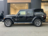 台形ホイールアーチはJeep伝統のデザインです。採用している理由は諸説ありますが、オフロードを走行する際にタイヤとボディが干渉しあわないよう配慮した作りにするためとなります。