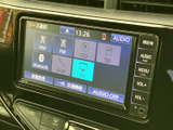 CDやラジオに加え、Bluetooth接続で音楽も楽しめます。多彩なソースに対応し、車内での時間をより快適に演出します。お好みの音楽でドライブを楽しみましょう。
