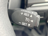 【クルーズコントロール】高速道路もラクラク走行。アクセルを離しても一定速度で走行ができ、長距離運転時の負担を軽減!加速・減速も簡単なスイッチ操作で調整できます。