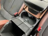 運転席と助手席の間には、カップホルダーも装備して、ドリンクを飲みながら、ドライブを楽しめます。