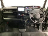 車内は光触媒抗菌消臭施工済です。スタイリッシュなデザインでスポーティなインパネ周りを演出します。グローブボックスやカップホルダーのほかにトレーなどたくさんの収納スペースが付いています。