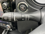 雨の日の運転をサポートするワイパーレバー。雨量に合わせて調整でき、クリアな視界を確保します。安全運転に貢献する機能です。