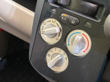 寒い冬も暑い夏も全席に快適な空調を届けてくれる、ダイヤル式エアコンを装備♪