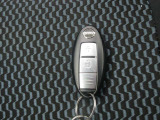 【インテリジェントキー】ボタン1つでOK!!お買い物で両手が塞がっている時もキーをポケットに入れていれば、ボタン1つでドアロック開閉できます!エンジンスタートの操作までもボタン1つ!