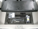 【車載工具】タイヤ交換には必需品ですね!万が一に役立つ工具です。緊急時に備え、使い方をしっかり覚えておきましょう。