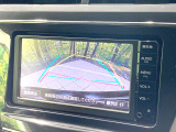 【バックカメラ】駐車時に後方がリアルタイム映像で確認できます。大型商業施設や立体駐車場での駐車時や、夜間のバック時に大活躍!運転スキルに関わらず、今や必須となった装備のひとつです!