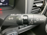 操作しやすい位置に配置されたウインカーレバー。直感的に操作でき、安全な車線変更をサポートします。オートリターン機能も搭載しています。
