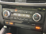 【オートエアコン】一度お好みの温度に設定すれば、車内の温度を検知し風量や温度を自動で調整。暑い&hellip;寒い&hellip;と何度もスイッチ操作をする必要はありません。快適な車内空間には必須の機能ですね♪