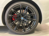 BMWの純正アロイホイールは軽量かつ強度にも優れているホイールで走行性能を引き上げる設計になっております。足元にもBMWは妥協がなくこだわっている個所になります。