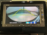 リバースギアに入れるだけで後方の表示へ切り替わります。夜間や雨の日の駐車も楽になりますよ。