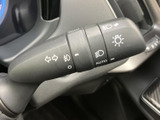 操作しやすい位置に配置されたレバーで、スムーズなウインカー操作が可能です。安全運転をサポートする機能です。