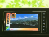 停車中には、TVの視聴をお楽しみいただけます。休憩時間などに、リラックスした時間を過ごせます。快適なドライブのお供に最適です。