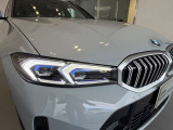 BMWの伝統の丸目4灯ヘッドライトでございます。LEDライトで視認性もよく明るく安全性の向上につながります。