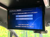 【後席モニター】家族や友人とお出かけする機会が多い方に大人気の後席モニターを装備!見やすい位置に画面がありテレビやDVDの視聴も快適!友達もお子様も、後席にしか乗らなくなるかも??