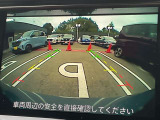 【バックモニター】後退時、後方をモニターで直接見ることができます。また高感度カメラですので僅かな光でもくっきりと見ることができるので夜でも安心して駐車出来ます。