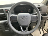 握りやすい形状で、運転操作をスムーズに行えます。操作性も良く、長距離運転でも疲れにくい設計です。ハンドリングも軽快です。