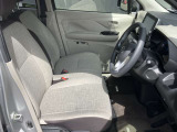 ◆前面ドア運転席◆ドアの開口が広く乗降ラクラク。シートの幅も広く運転していてもストレスを感じません。足元も広く快適なドライブを演出してくれます。