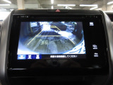 バックカメラの画像です。ガイドラインがスムースな車庫入れをサポートいたします。車庫入れの安心感がアップしますね。