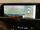 【パノラミックビュー&バックビュー】駐車時の安全確認をする為に車両上方からの映像と後方カメラからのを同時に表示しバックガイドも付いているのでバックの苦手な方でも安心して運転出来ますよ。