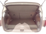 荷室は荷物を隠せるトノカバー付!充分な荷室の広さです!