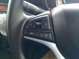 対応している機器を取り付けすれば運転中でも手を離さずにオーディオの操作ができる『ステアリングスイッチ』機能があります!