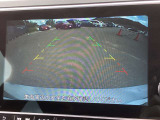 バックカメラはシフトレバーを「R」にすると、後方の映像をモニターに表示。