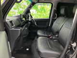 運転席周りは、操作しやすいように設計されており、安全運転をサポートします。シンプルなデザインで、すぐに操作に慣れることができます。