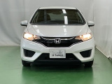 ハロゲンヘッドライトは暖かみのある色で優しく、明るく照射します。