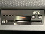 ETC車載器を搭載しているので、高速道路の料金所をスムーズに通過できます。スマートなドライブをサポートします。