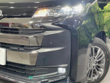 【LEDヘッドライト】悪天候や夜間走行時も良好な視界を確保し安心して運転できる高輝度LEDヘッドライトを装備!点灯速度が早く、消費電力も抑えられています。
