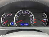 視認性の高いメーター類で、運転に必要な情報を確りと把握できます。各表示はクリアで、運転中に一目で確認できる配置です。快適なドライブをサポートします。