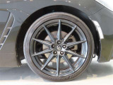 純正のアルミホイール装着車です。タイヤサイズは215/40R18です。