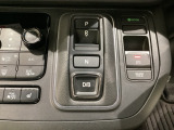 シフトはセレクトレバーのなくなったエレクトリックギアセレクターになっています。「e:HEV」搭載車ですので、日常シーンのほとんどをモーターで走行し、状況に応じあらゆる領域で優れた燃費走行を実現します。