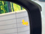 【ブラインドスポットモニター】走行中、ドアミラーの死角になりやすい箇所に後続車が接近するとサイドミラーのレンズに警告を表示!ドライバーに注意喚起をしてくれます。