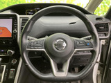 握りやすいステアリングで、運転操作をスムーズに行えます。オーディオ操作もステアリングから可能です。