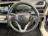 握りやすいステアリングは、長時間の運転でも疲れにくい設計です。操作性にも優れ、快適なドライビングをサポートします。