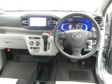 運転席からの視界はこんな感じです☆お気軽にご来店いただき、実際に座って是非お確かめください。ドライバーに寄り添う快適な操作フィールをもたらすステアリングです。