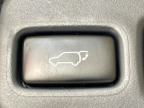【パワーバックドア】スマートキーや運転席のボタンを押すだけでリアゲートが自動で開閉します!荷物を持っている時や、高い位置にあるバックドアを閉める際に便利な機能です♪