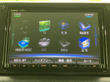 多彩な機能を備え、快適なドライブをサポート。CDやSD、USBなど、様々なメディアに対応し、お好みの音楽をお楽しみいただけます。