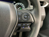 前方の車との車間を設定し、スピードを上げたり緩めたりを自動で行ってくれる追尾式の「レーダークルーズ」。上級装備の一つです!高級車にしかつかない嬉しい機能です。