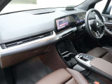 視線の先に自然と情報が集まり必要な操作へスムーズに手が届くBMWならではのコックピット。洗練されたデザインと上質な素材が調和し乗り込んだ瞬間からドライバーの走る歓びを日常に感じる空間です。