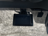 運転中の映像・音声などを記録して、交通事故やトラブルが起きた時の正確な状況把握に役立つドライブレコーダーが装着されています