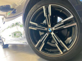 BMWの純正アロイホイールは軽量かつ強度にも優れているホイールで走行性能を引き上げる設計になっております。足元にもBMWは妥協がなくこだわっている個所になります。